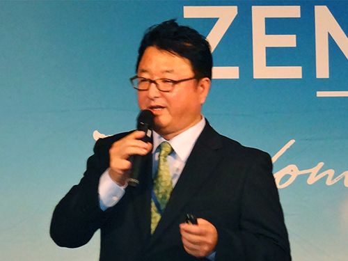 製品アナウンスをする佐藤信之副社長